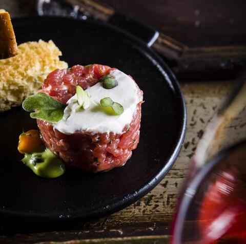 Ein kreativ angerichtetes Gericht