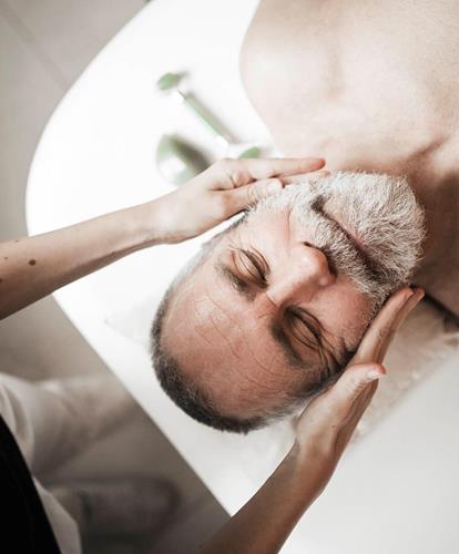 Ein Mann bekommt eine Massage