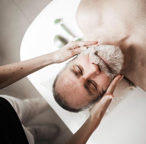 Un uomo riceve un massaggio