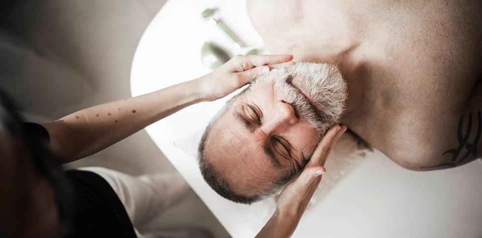 Ein Mann bekommt eine Massage