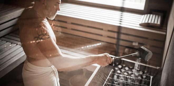 Un uomo in una sauna finlandese