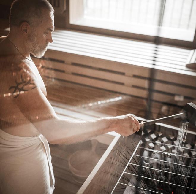 Un uomo in una sauna finlandese