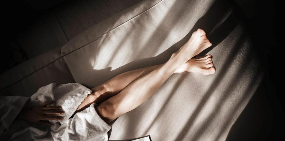 Eine Frau in einem Bademantel auf einer Liege
