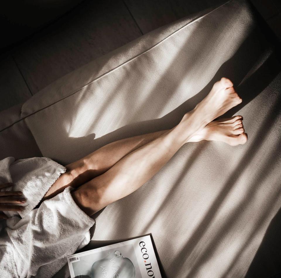 Una donna in accappatoio su una chaise longue