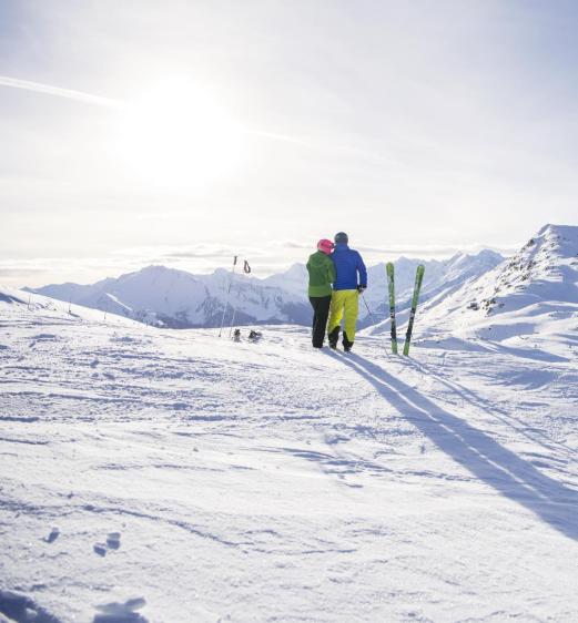 Zwei Skifahrer auf der Piste