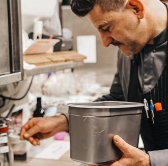 Peter Girtler prepara un piatto