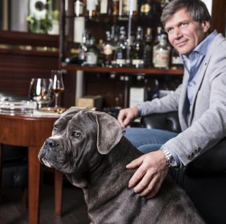 Ein Mann und ein Hund sitzen an einem Tisch