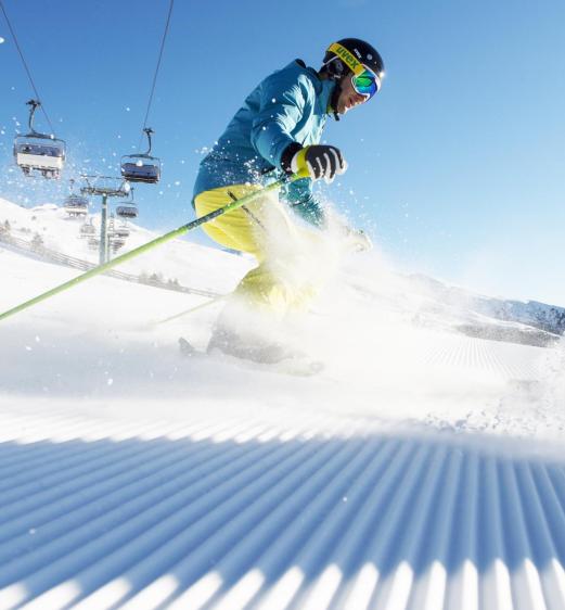 Ein Mann beim Skifahren