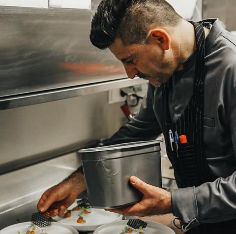 Peter Girtler bereitet ein Gericht zu