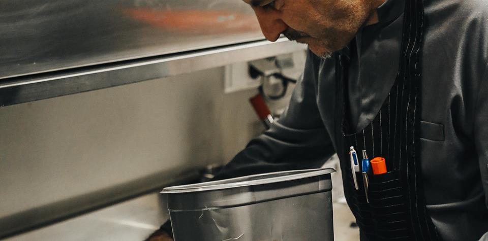 Peter Girtler bereitet ein Gericht zu