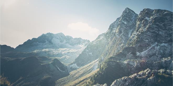 Alpine Berglandschaft mit schroffem Grat und felsiger Umgebung