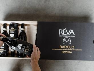 Eine geöffnete Holzkiste mit mehreren Flaschen RÉVA Barolo Ravera Wein