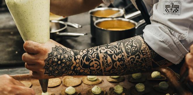 Uno chef prepara un piatto