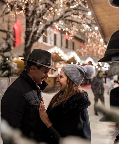 Un uomo e una donna al mercatino di Natale