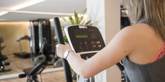 Eine Frau im Fitnessraum