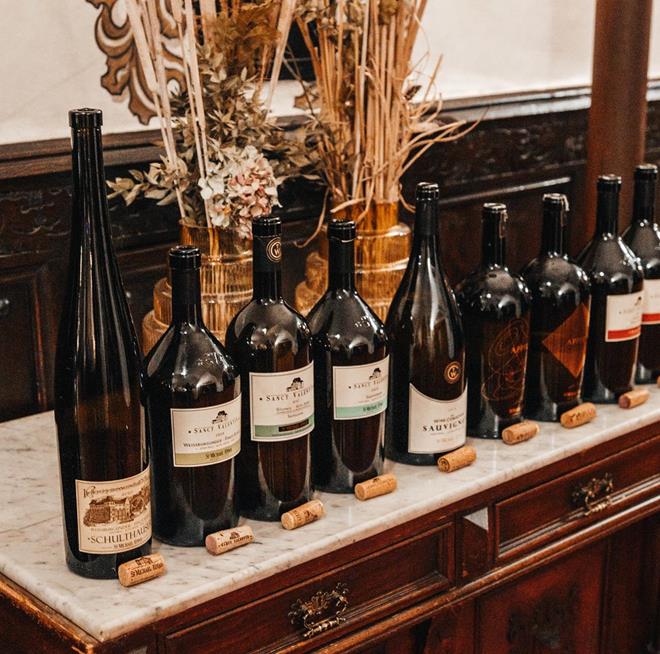 Verschiedene Flaschen Wein