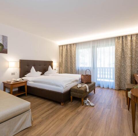 Superior Zimmer mit Holzboden, Doppelbett, Balkon und Fernseher