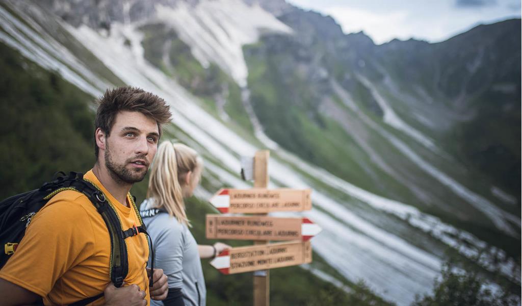 Ein Mann und eine Frau in alpiner Berglandschaft