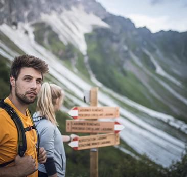 un uomo e una donna in un paesaggio montano alpino