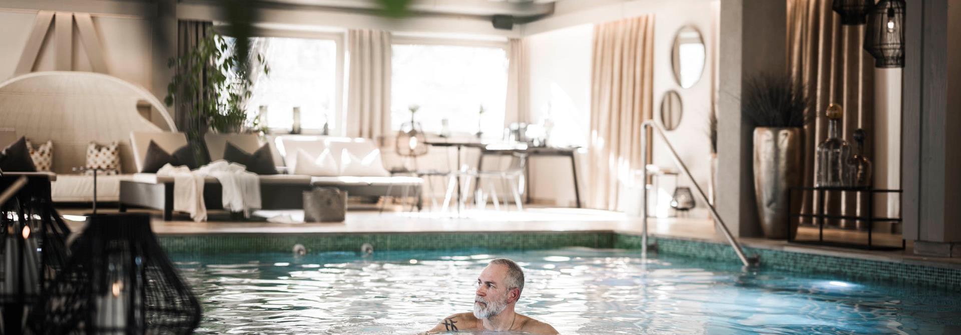 Ein Mann schwimmt im Schwimmbad