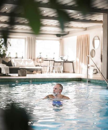 Ein Mann schwimmt im Schwimmbad
