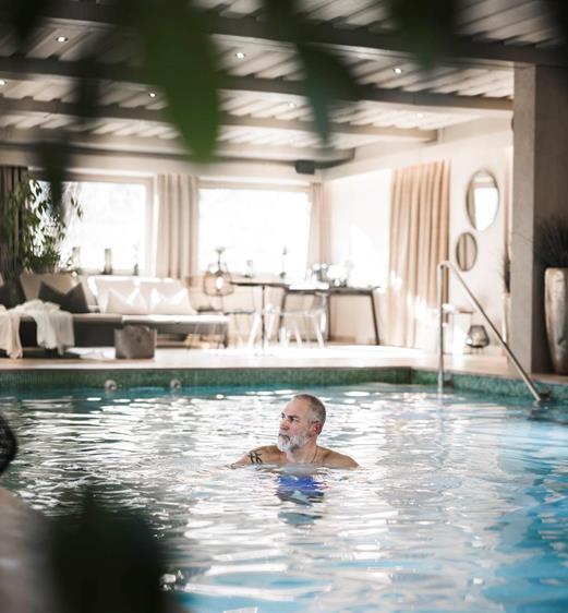 Ein Mann schwimmt im Schwimmbad