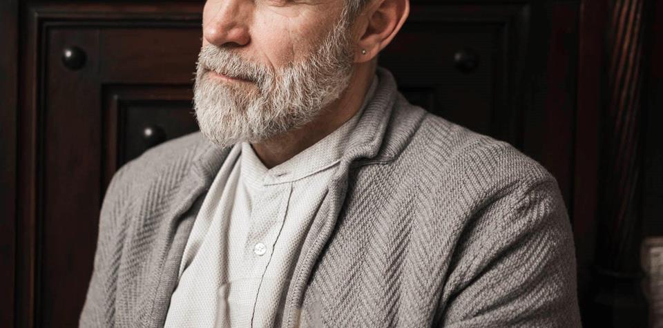 Ein Mann trinkt ein Glas Rotwein