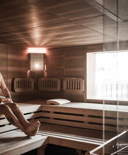 Ein Mann sitzt in einer finnischen Sauna