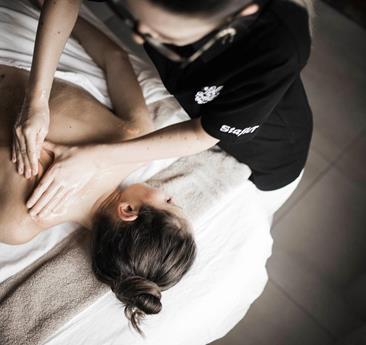 Una donna esegue un massaggio su un’altra donna