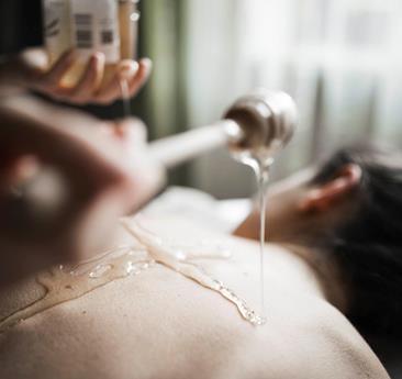 Una donna riceve un trattamento benessere