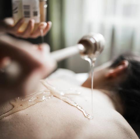 Una donna riceve un trattamento benessere