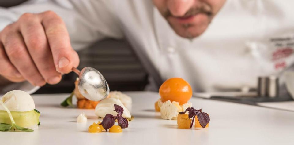 Peter Girtler bereitet ein Gericht zu