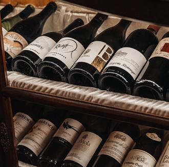 Verschiedene Flaschen Wein