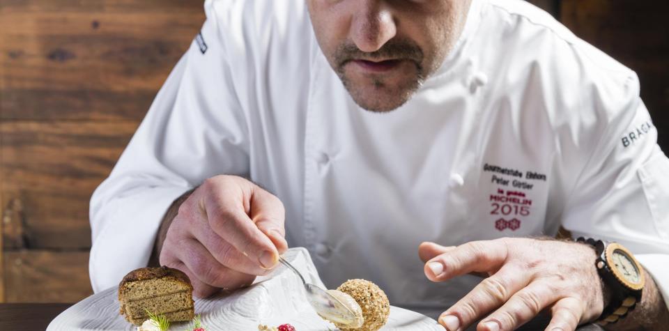 Peter Girtler bereitet ein Dessert zu