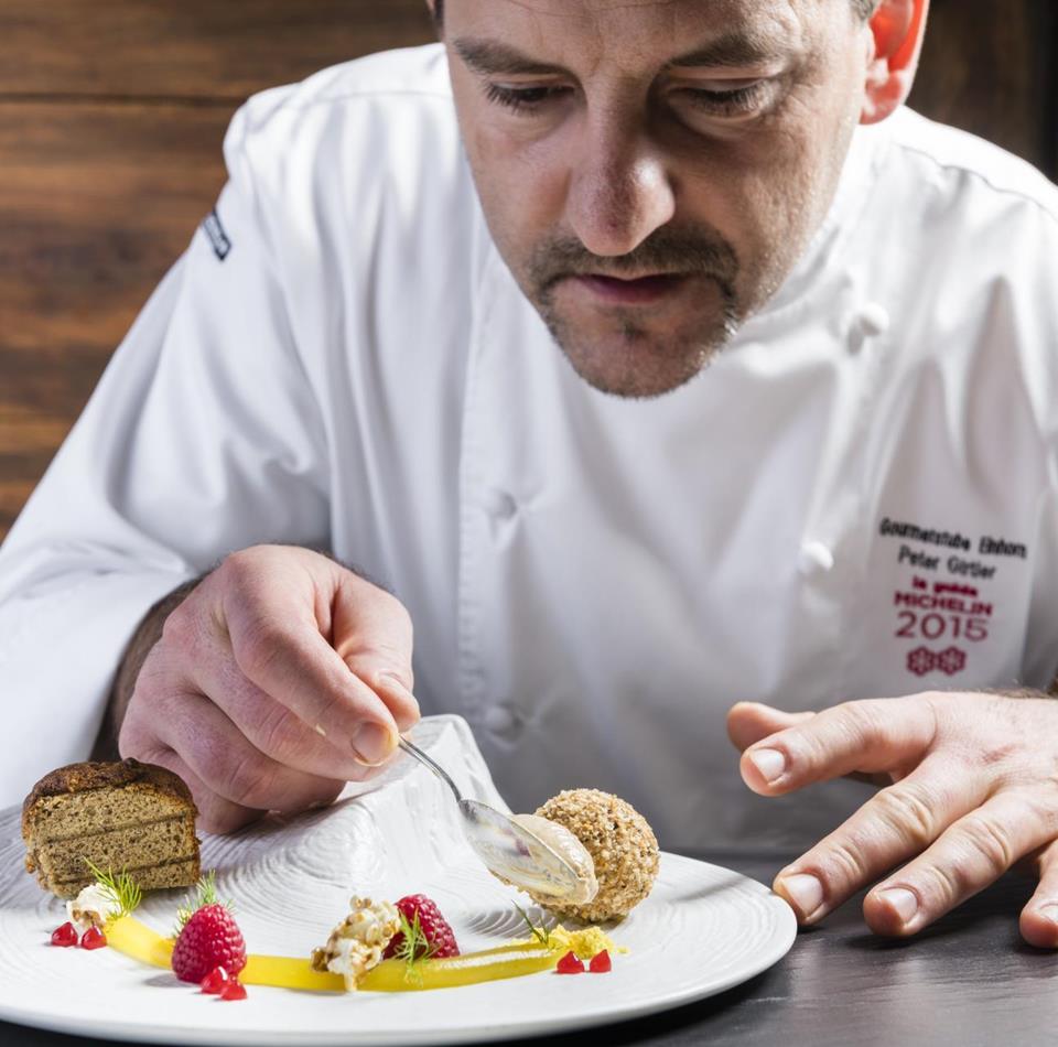 Peter Girtler bereitet ein Dessert zu