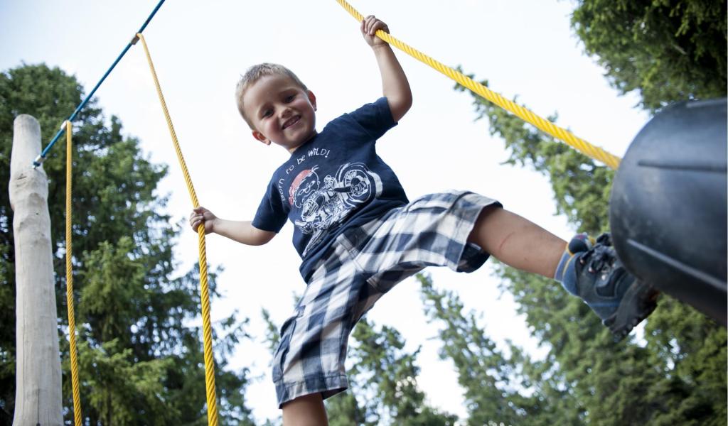 Ein Kind im Seilgarten Skytrek in Sterzing