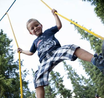 Ein Kind im Seilgarten Skytrek in Sterzing