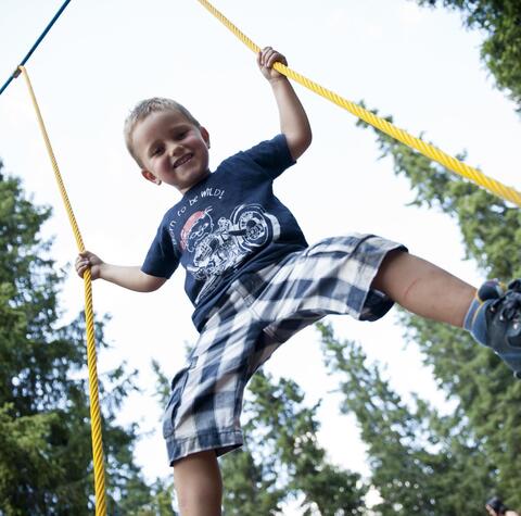 Ein Kind im Seilgarten Skytrek in Sterzing