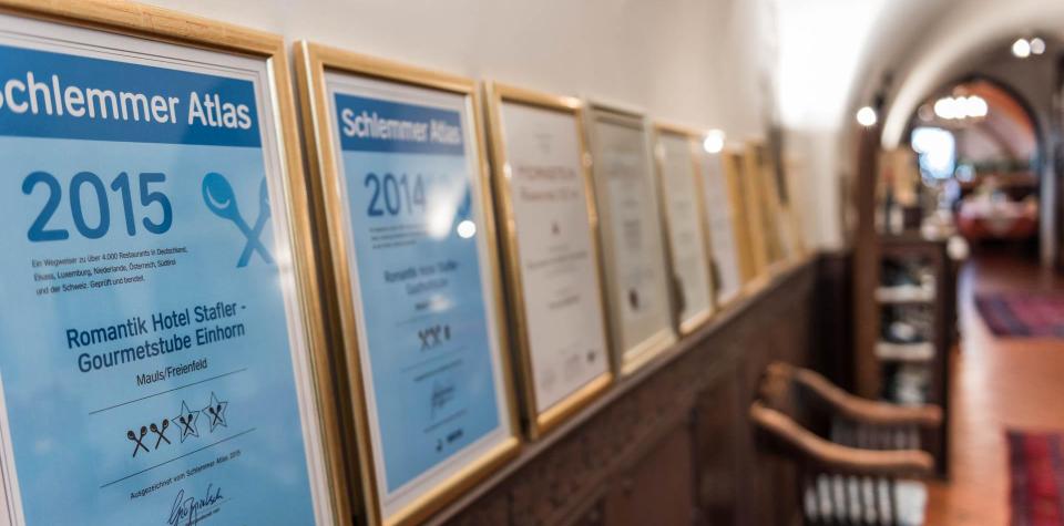 Verschiedene eingerahmte aufgehängte Auszeichnungen vom Hotel Stafler