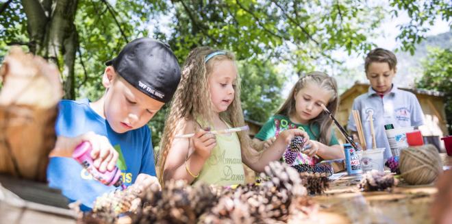 I bambini dipingono con i colori acrilici