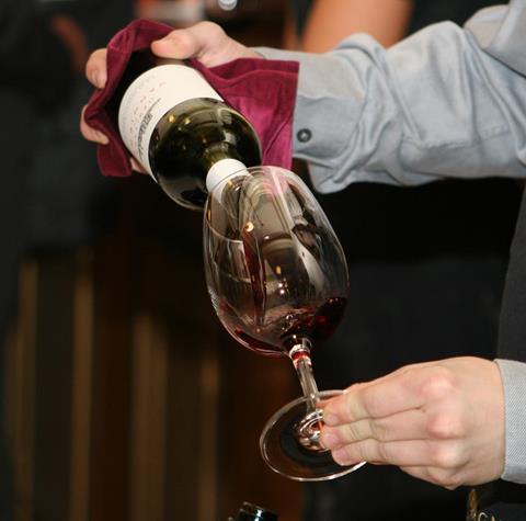 Ein Sommelier schenkt ein Glas Wein ein