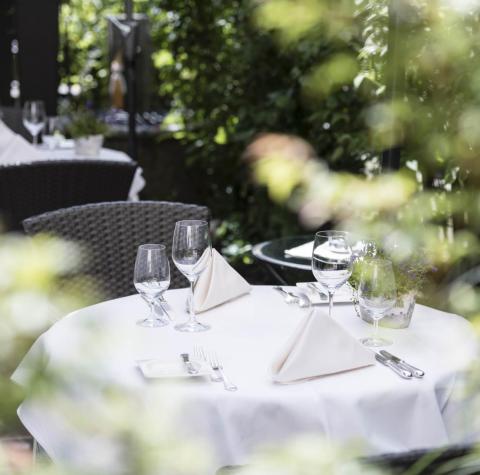 Ein gedeckter Tisch im Garten