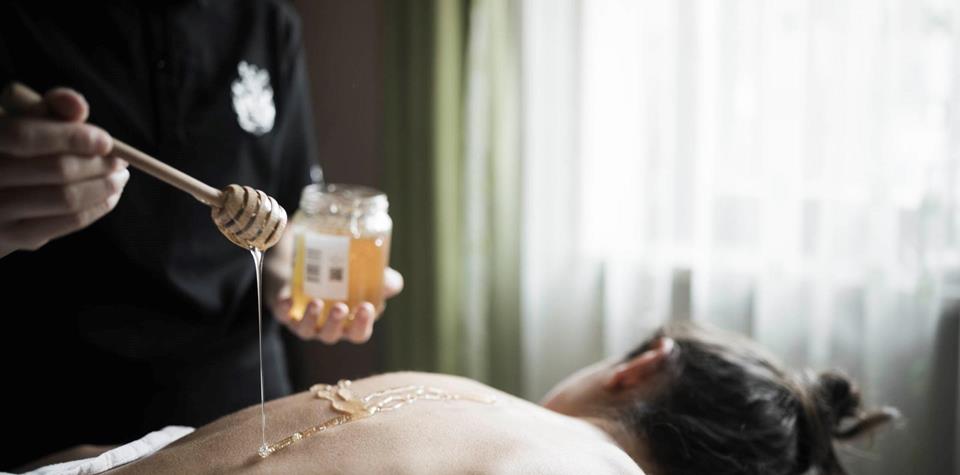 Una donna riceve un trattamento benessere