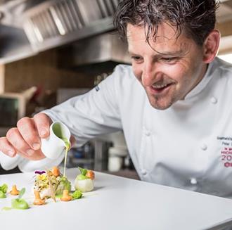 Peter Girtler prepara un piatto.