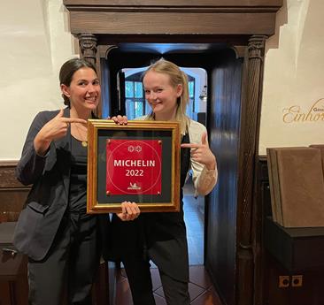 Zwei Mitarbeiter des Hotel Stafler´s mit der Auszeichnung Michelin 2022
