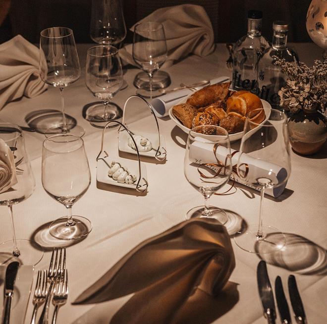 una tavola apparecchiata con eleganza