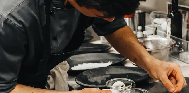 Un piatto servito con eleganza