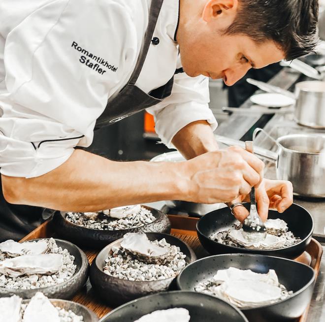 Ein Koch bereitet Gerichte zu