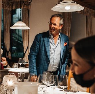 Ein Mann sitzt an einem gedeckten Tisch