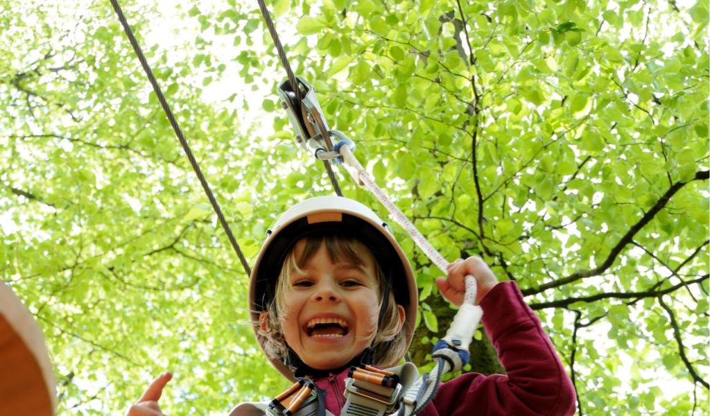 Un bambino che sta arrampicando